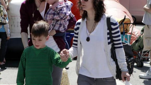 Sara Gilbert avec ses enfants : elle s'affiche avec son amoureuse... mais toujours aussi peu souriante !