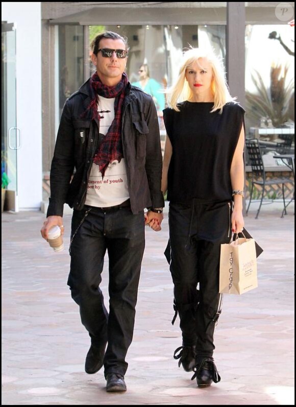 Gwen Stefani et son mari Gavin Rossdale font quelques emplettes dans un magasin de jouets de Malibu le 3 avril 2010