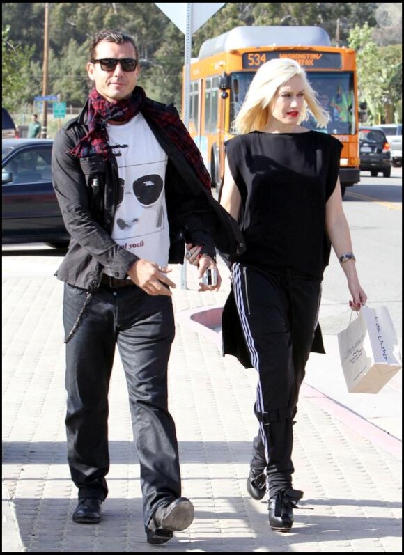 Gwen Stefani et son mari Gavin Rossdale font quelques emplettes dans un magasin de jouets de Malibu le 3 avril 2010