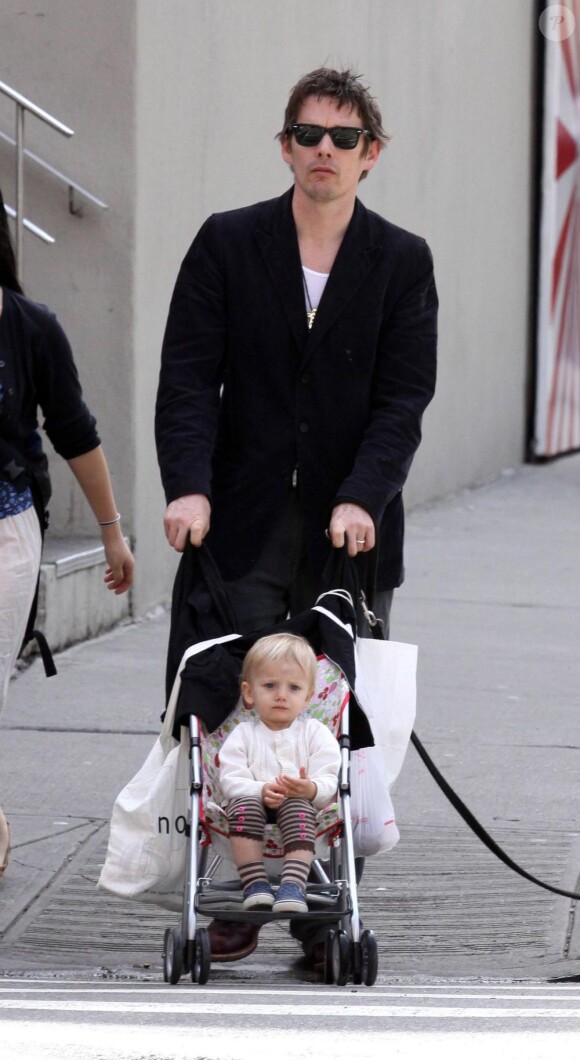 Ethan Hawke et sa fille Clementine à New York le 4 avril 2010