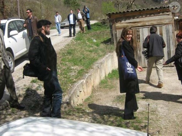 Angelina Jolie et Brad Pitt en visite en Bosnie, le 5 avril 2010 !