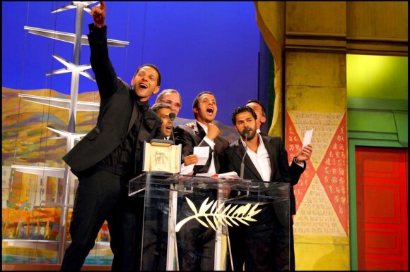L'équipe du film Indigènes à Cannes, dont Sami Bouajila, Roschdy Zem et Jamel Debbouze, recevant le prix d'interprétation