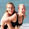 Ke$ha barbote avec une amie sur une plage de Sydney, mars 2010 !