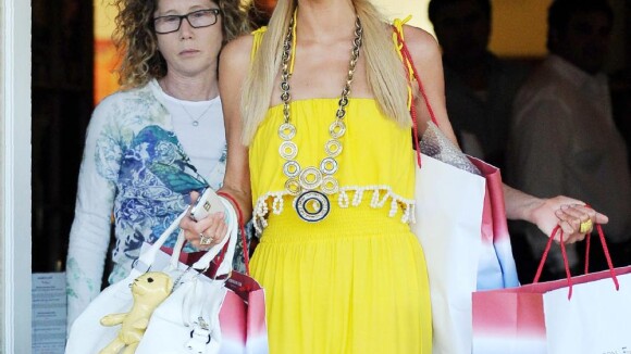 Paris Hilton : en pikachu inoffensif le jour, en femme fatale au décolleté sexy la nuit... Elle a plus d'un tour dans son sac !
