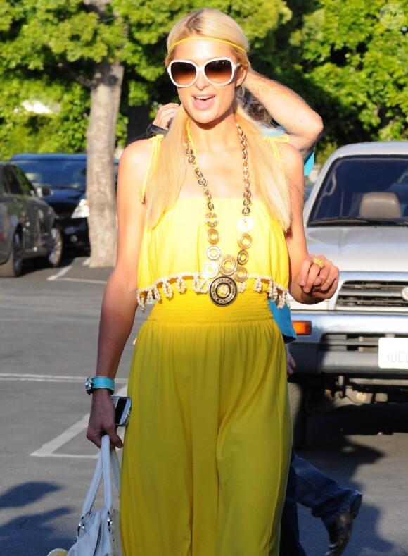 Jeudi 8 avril, dans les rues de Los Angeles, Paris Hilton semblait très heureuse de ses achats effectués chez Fred Segal. 