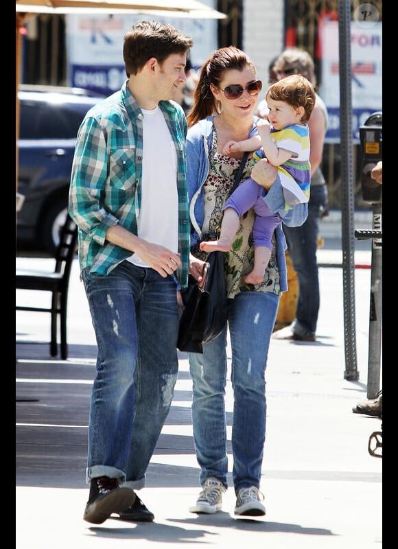 Alyson Hannigan, Alexis Denisof et la petite Satyana à Los Angeles, le 9 avril 2010