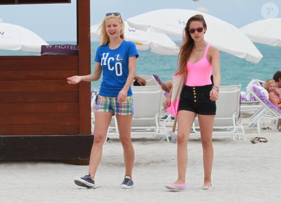 Michelle Hunziker et sa fille Aurora sur la plage, à Miami, savourent le bonheur d'être en vacances. 9/04/2010