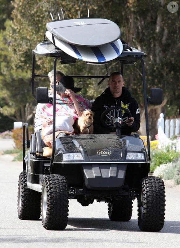 Pink et Carey Hart en week-end sportif (mais pas trop) à Malibu, le 4 avril 2010 !