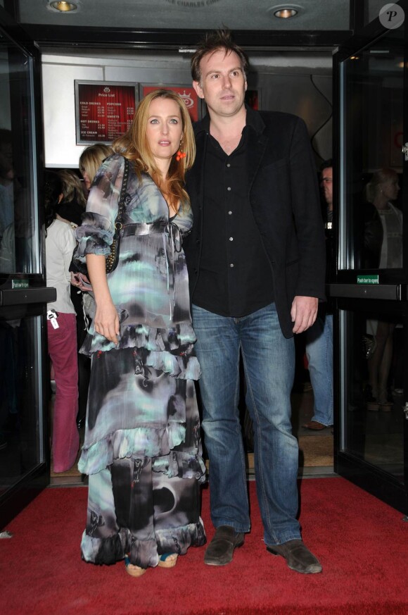 La ravissante Gillian Anderson et son compagnon Mark Griffiths à l'occasion de l'avant-première de Boogie Woogie, au Cinema Prince Charles, à Londres, le 13 avril 2010.