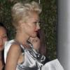 Gwen Stefani à la sortie d'une soirée avec un ventre arrondi. Le 15 avril 2010