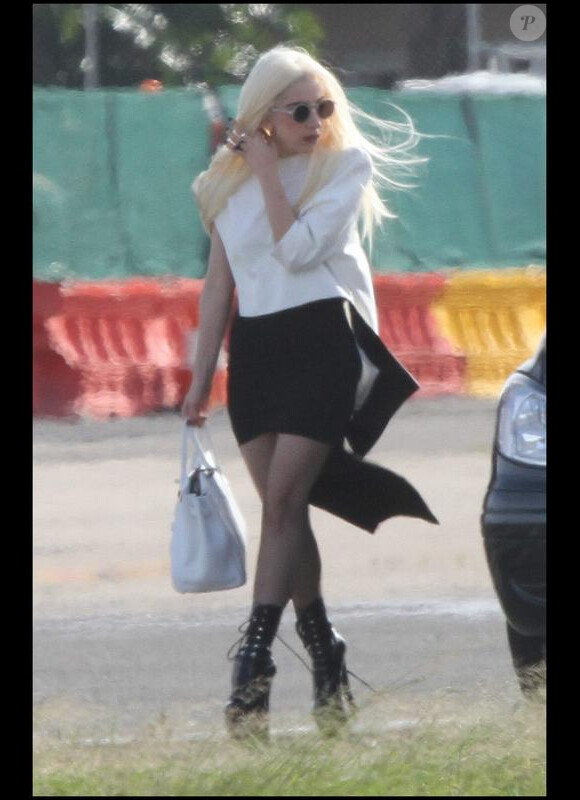 Lady Gaga en Australie lors de sa tournée. Avec son sac Hermès qu'elle vandalisera quelques heures plus tard!