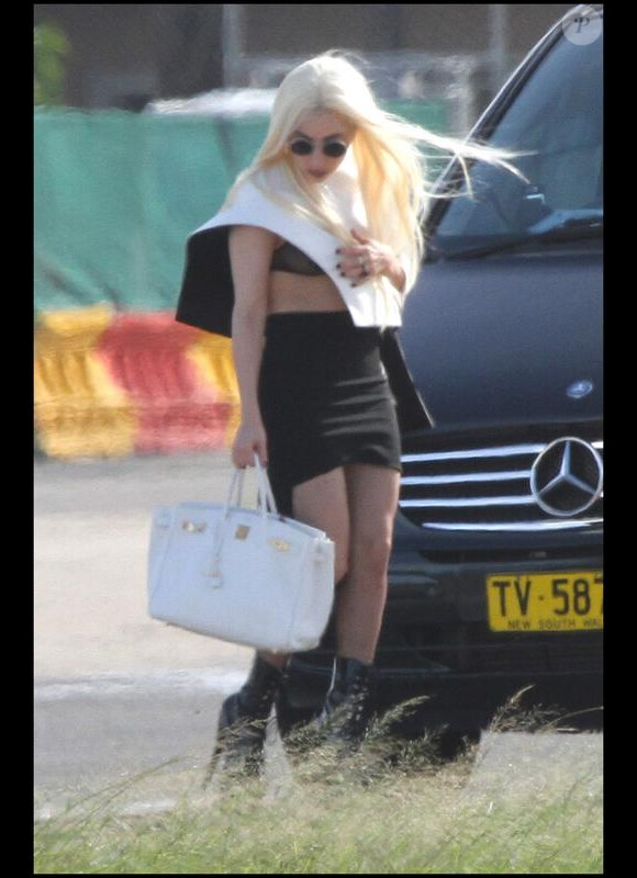 Lady Gaga en Australie lors de sa tournée. Avec son sac Hermès qu'elle vandalisera quelques heures plus tard!