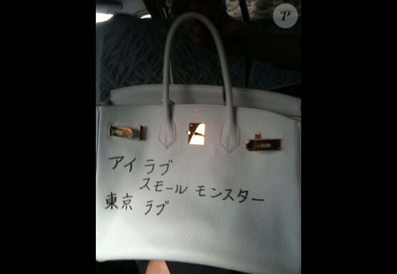 Photos du sac vandalisé postées sur le Twitter de GaGa