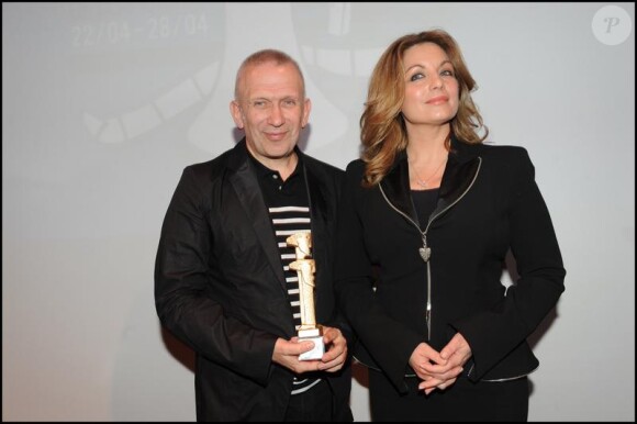 Jean-Paul Gaultier a reçu le prix d'honneur des mains d'Angela Gerekou au festival du film francophone de Grèce (17 avril 2010 en Grèce)