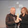Jean-Paul Gaultier reçoit un prix d'honneur des mains de la secrétaire d'état au tourisme lors du festival du film francophone de Grèce (17 avril 2010 en Grèce)