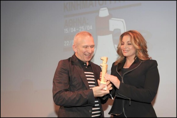 Jean-Paul Gaultier reçoit un prix d'honneur des mains de la secrétaire d'état au tourisme lors du festival du film francophone de Grèce (17 avril 2010 en Grèce)
