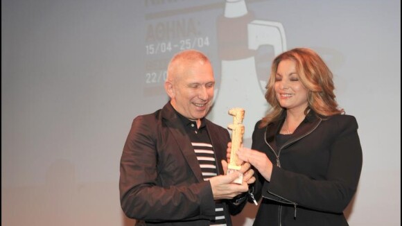 Jean-Paul Gaultier a reçu un prestigieux prix entouré de Farida Khelfa, Nikos Aliagas, Nana Mouskouri et Jane Birkin !