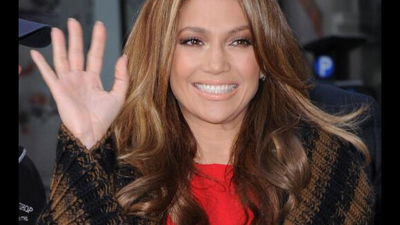 Jennifer Lopez affiche ses voluptueuses formes de bomba latina dans une robe... d'un rouge exquis !