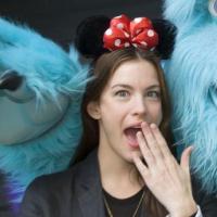 Liv Tyler : De passage à Disneyland Paris, elle s'offre un fou rire... avec son fils !