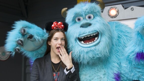 Liv Tyler : De passage à Disneyland Paris, elle s'offre un fou rire... avec son fils !