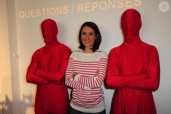Alexia Laroche-Joubert entourée des hommes en rouge à la conférence de presse (21 avril 2010)