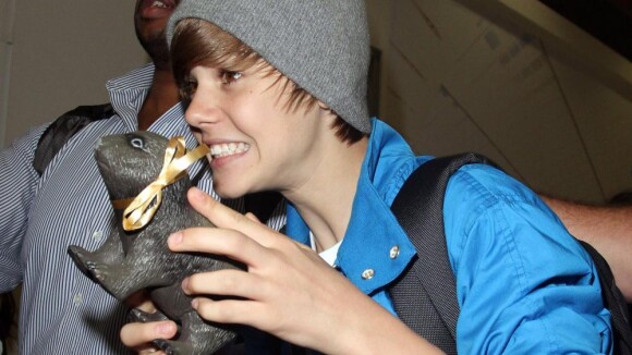 Justin Bieber : Au pays des kangourous, les filles lui sautent dessus !