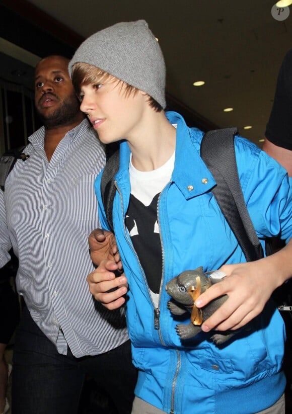 Justin Bieber atterrit à l'aéroport de Sydney, en Australie, samedi 24  avril, où des dizaines de fans l'attendent déjà.