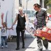 Gwen Stefani, Gavin Rossdale et leurs fils Zuma et Kingston achètent quelques fournitures pour préparer une fête le 25 avril 2010 à Los Angeles