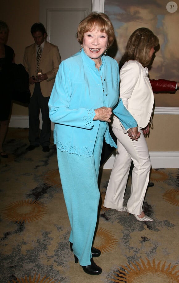 Shirley MacLaine lors de l'inauguration de la collection printemps de bijoux au profit de l'association Big Brothers Big Sisters à Beverly Hills le 27 avril 2010