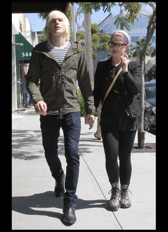 Kelly Osbourne et son fia,ncé Luke Worrall se promènent main dans la main à Beverly Hills le 28 avril 2010
