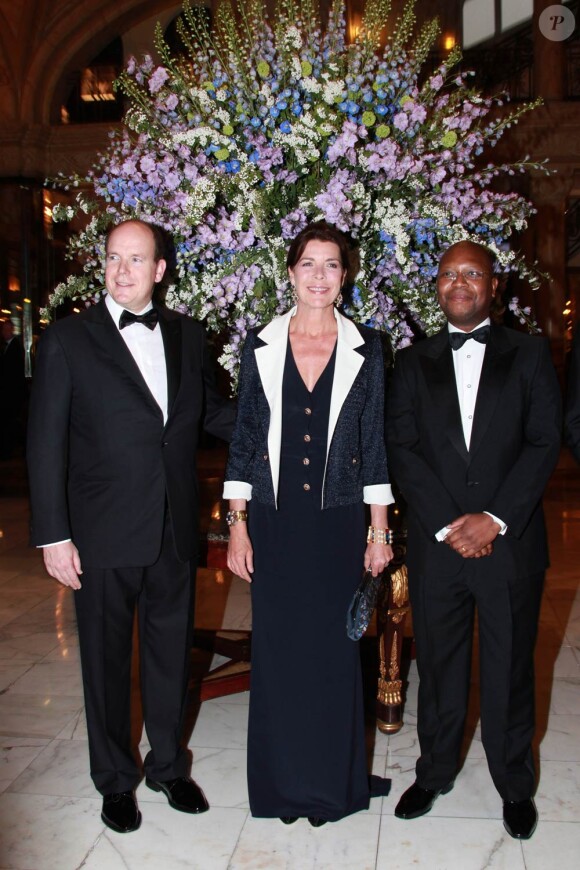 La princesse Caroline de Monaco, le 29 avril 2010, présidait avec le soutien de son frère le prince Albert et le secrétaire général de l'Amade Francis Kasasa le gala de bienfaisance de l'Amade, à l'Hôtel de Paris, à Monaco.