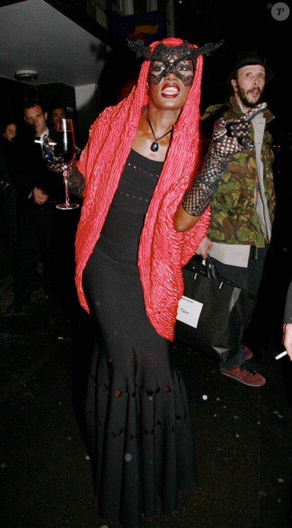 Grace Jones quitte le vernissage de Chris Levine à la Vinyl Factory dans Soho à Londres le 29 avril 2010