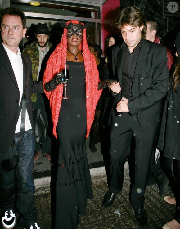 Grace Jones quitte le vernissage de Chris Levine à la Vinyl Factory dans Soho à Londres le 29 avril 2010