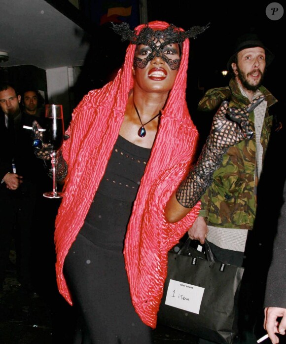 Grace Jones quitte le vernissage de Chris Levine à la Vinyl Factory dans Soho à Londres le 29 avril 2010