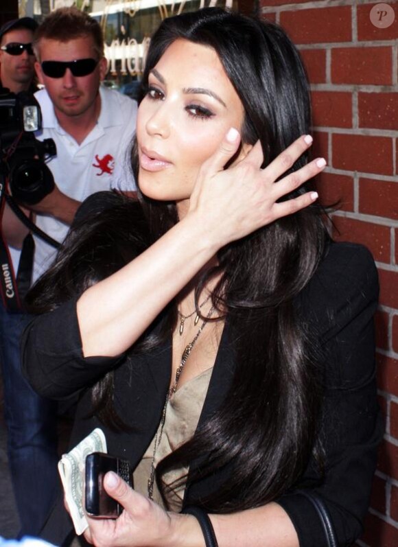 Kim Kardashian fait du shopping dans West Hollywood et ne rechigne pas à prendre la pose au côté de ses fans dans West Hollywood le 30 avril 2010