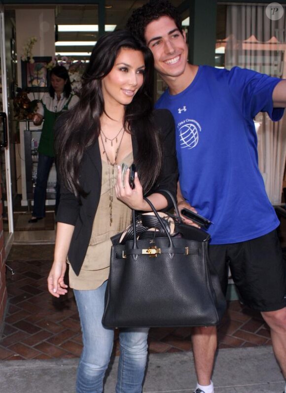 Kim Kardashian fait du shopping dans West Hollywood et ne rechigne pas à prendre la pose au côté de ses fans dans West Hollywood le 30 avril 2010
