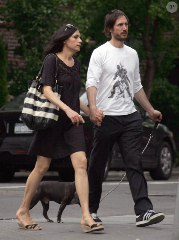 Famke Janssen et son boyfriend Cole Frates à New York, le 1er mai 2010