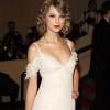 Taylor Swift rétro à souhait dans une robe Ralph Lauren au MET à New York le 3 mai 2010
