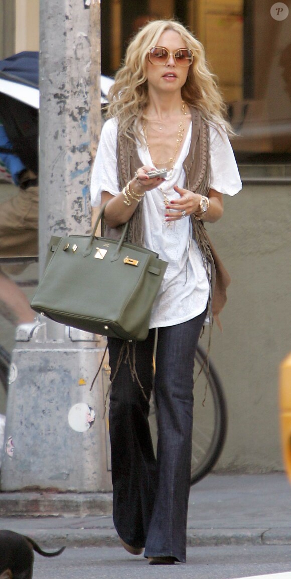 Pour Rachel Zoé, un look street chic irréprochable : jean brut évasé, top blanc ample porté sous un long boléro à franges, une paire de lunettes oversize, et un magnifique Birkin de chez Hermès.