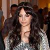 Nicole Richie, beauté bohême chic avec une longuissime robe hippie, un neo bandeau sur la tête, et de superbes escarpins aux pieds