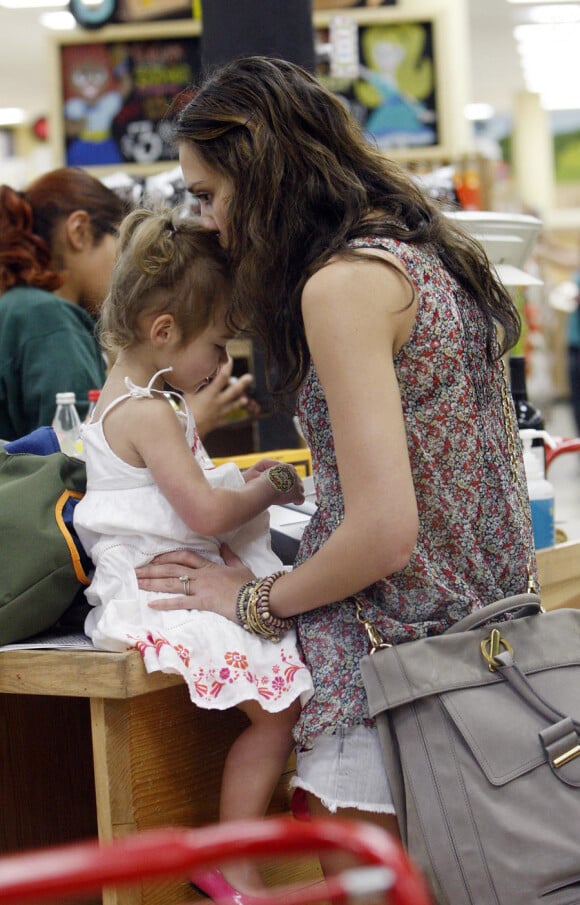 Jessica Alba fait du shopping avec sa fille Honor à Beverly Hills le 7 mai 2010 : instant douceur avec maman
