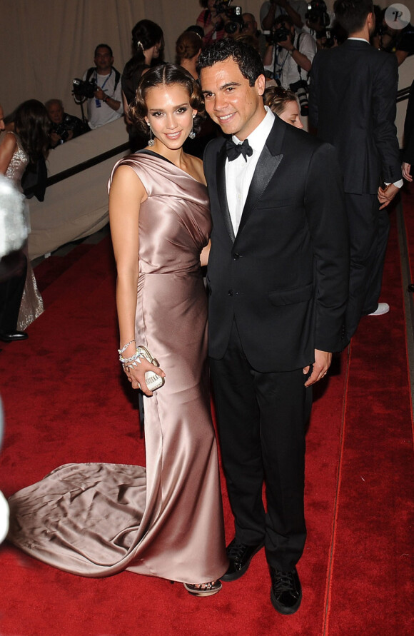 Jessica Alba et Cash Warren, amoureux et sublimes lors du MET à New York le 3 mai 2010