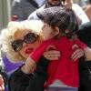 Christina Aguilera avec son fils Max à New York le 7 mai 2010