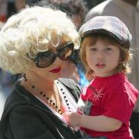 Christina Aguilera : maman poule en tongs... ou femme fatale dévergondée !