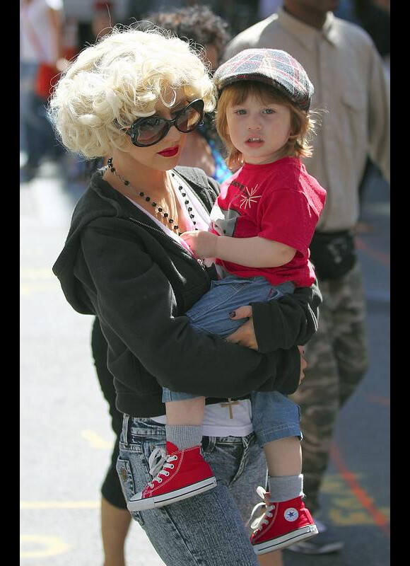Christina Aguilera avec son fils Max à New York le 7 mai 2010