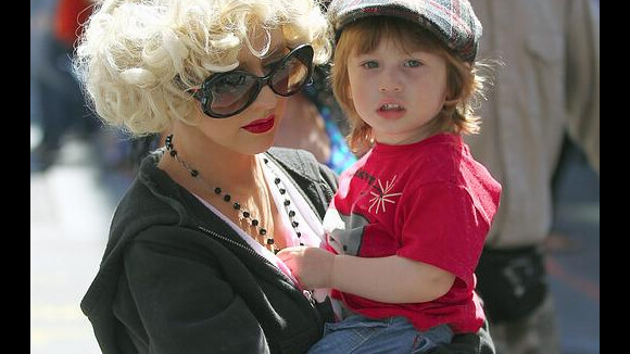 Christina Aguilera : maman poule en tongs... ou femme fatale dévergondée !