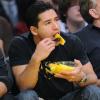 Pour certaines stars, qui dit match de basket, dit sodas et pop-corn à volonté. Pas pour Mario Lopez, qui préfère se faire plaisir avec un saladier rempli de morceaux d'ananas. 