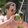 Sur la plage, Matthew McConaughey entretient son physique de surfeur, en se nourrissant de noix de coco. Mais pas question de simplement la boire à la paille, tout est bon !