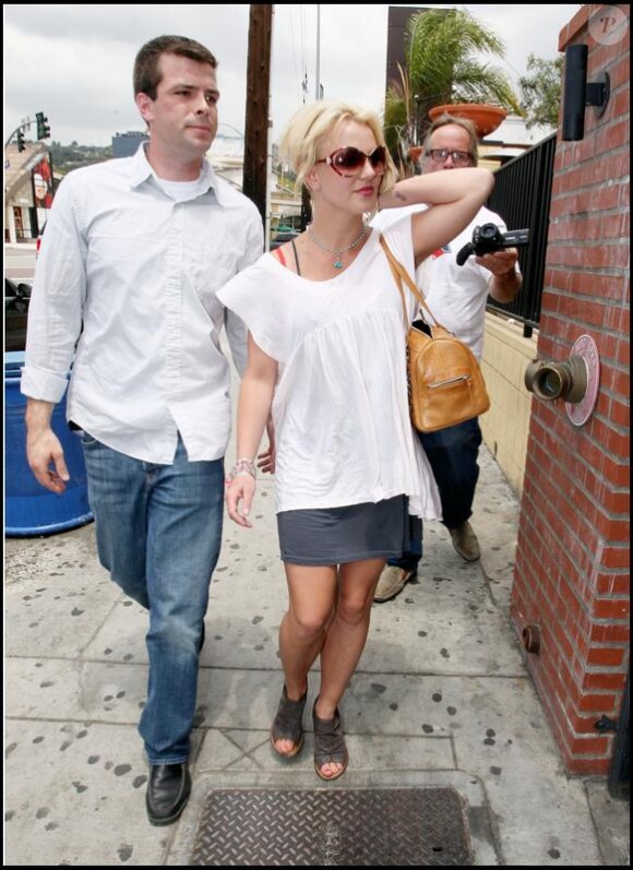 Britney Spears fait du shopping du Robertson Boulevard, à Beverly Hills, lundi 10 mai.