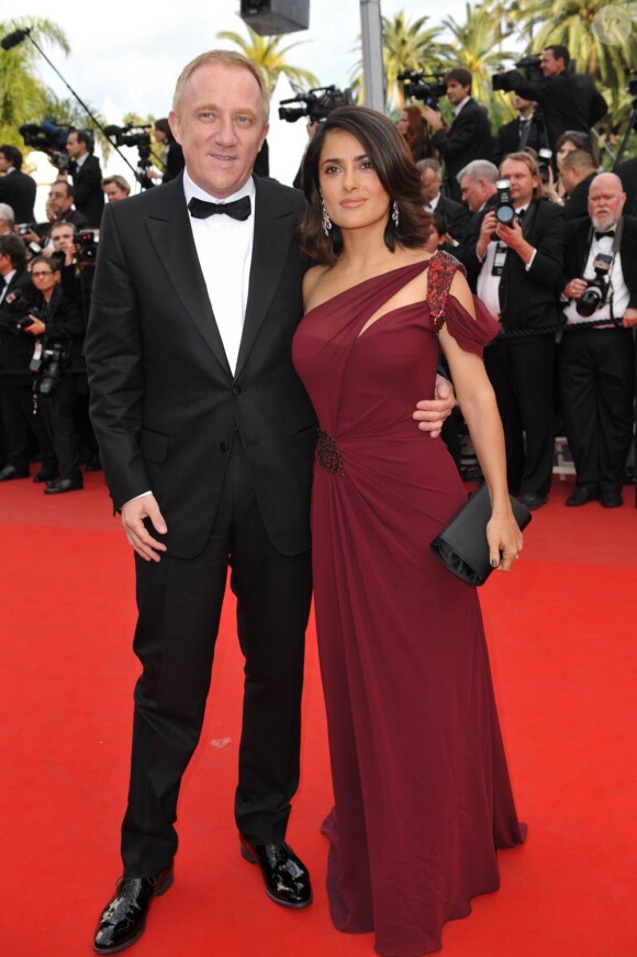 Salma Hayek et son mari François-Henri Pinault lors de la première du film Robin Hood de Ridley Scott, à l'occasion du 63ème Festival de Cannes, le 12 mai 2010